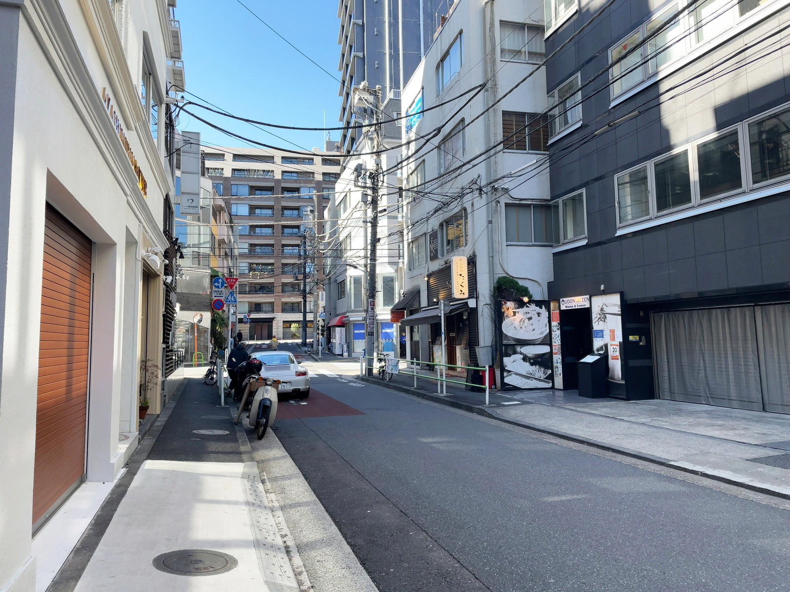 十番コアビル前面の通り