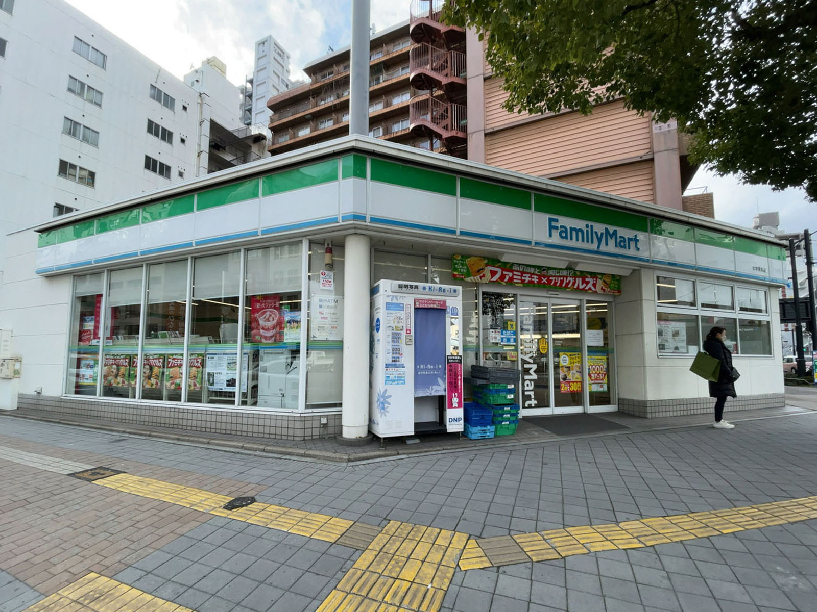 向かいのファミリーマート 女学院前店