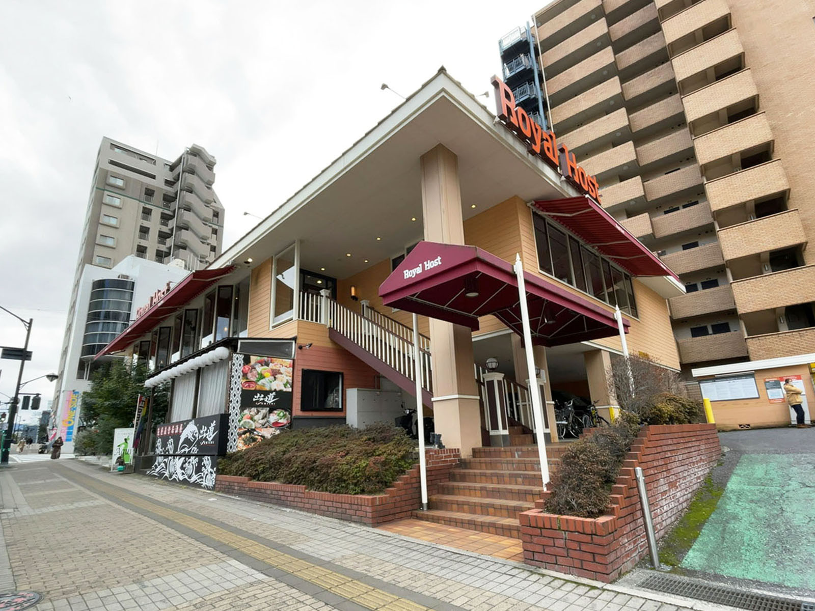 徒歩5分のロイヤルホスト幟町店