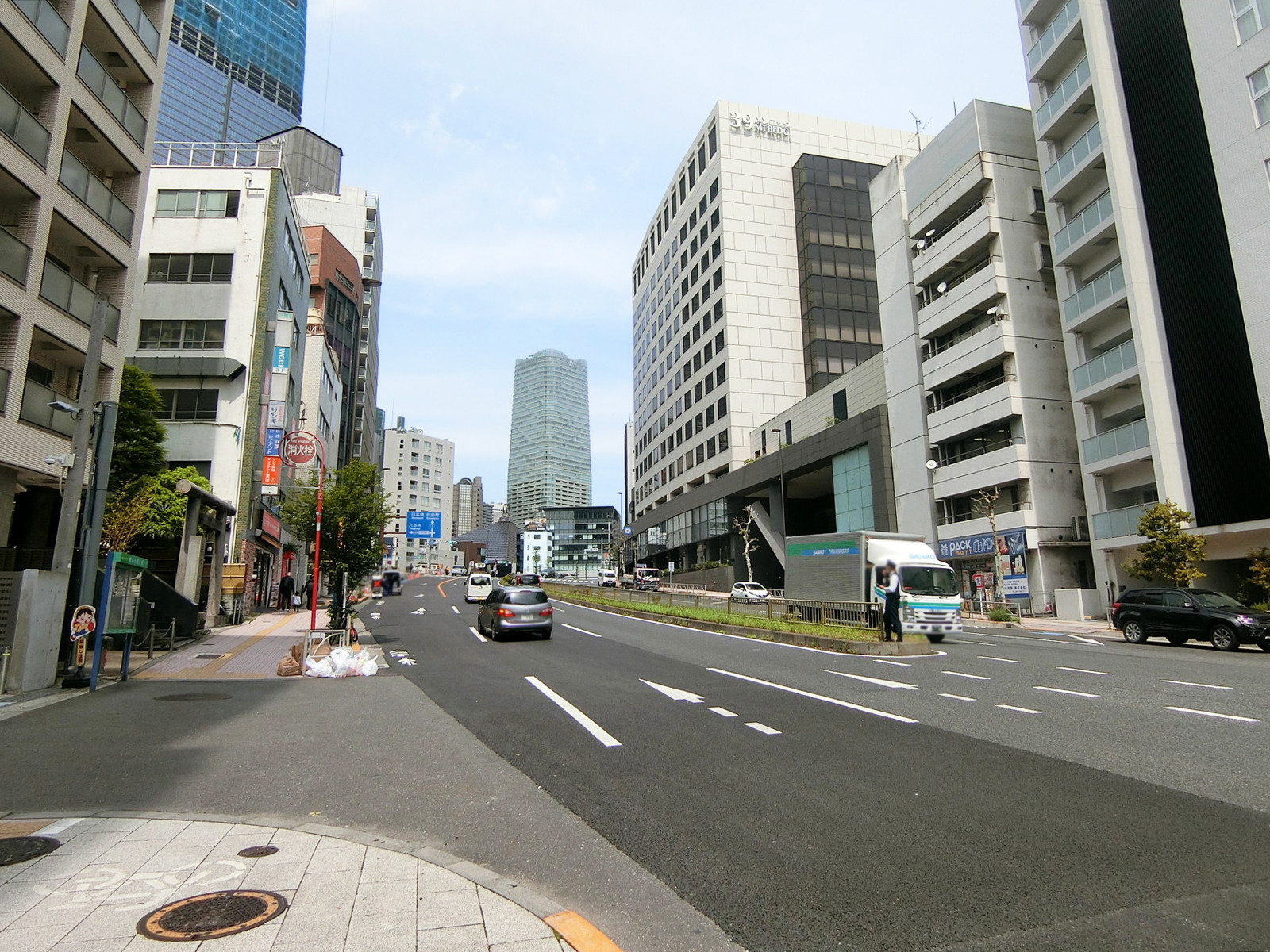 パシフィックビル前面の桜田通り