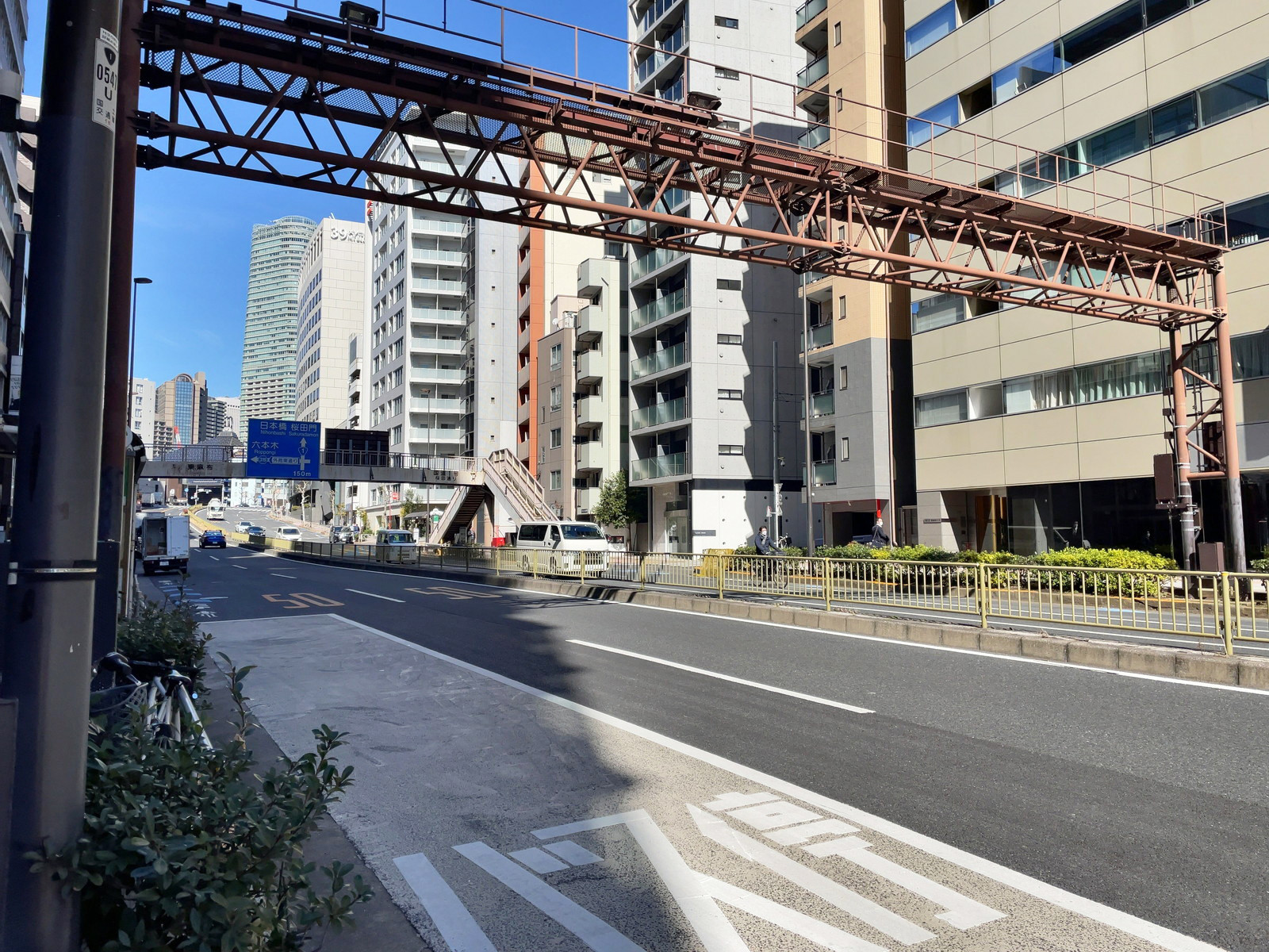ACN東麻布ビル前面の桜田通り