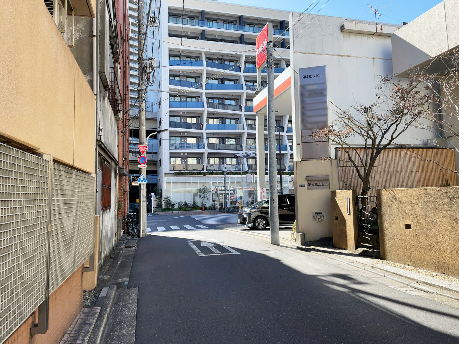 第4松坂ビル前面の通り