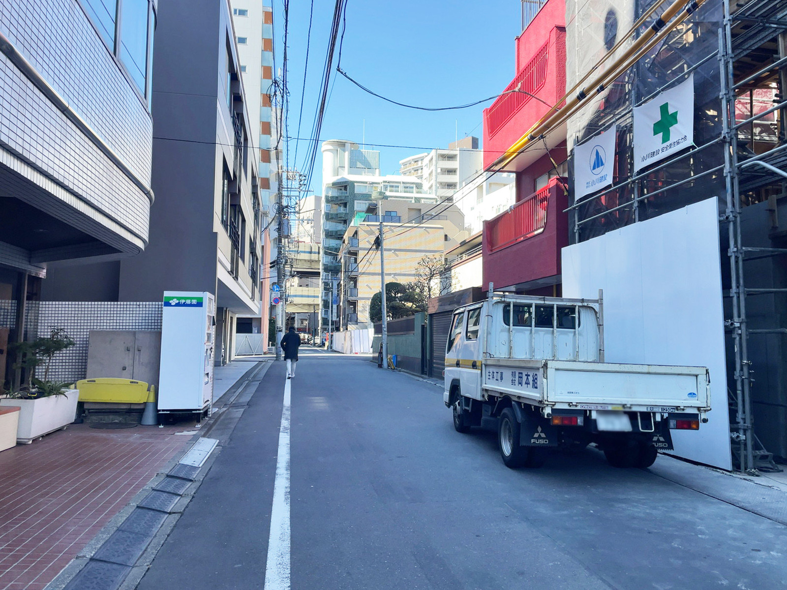 東麻布久永ビル前面の通り