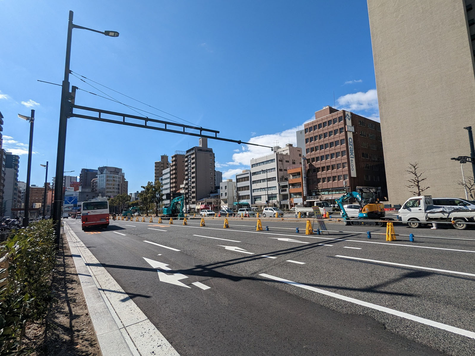 尾崎ビル稲荷町前面の駅前通り