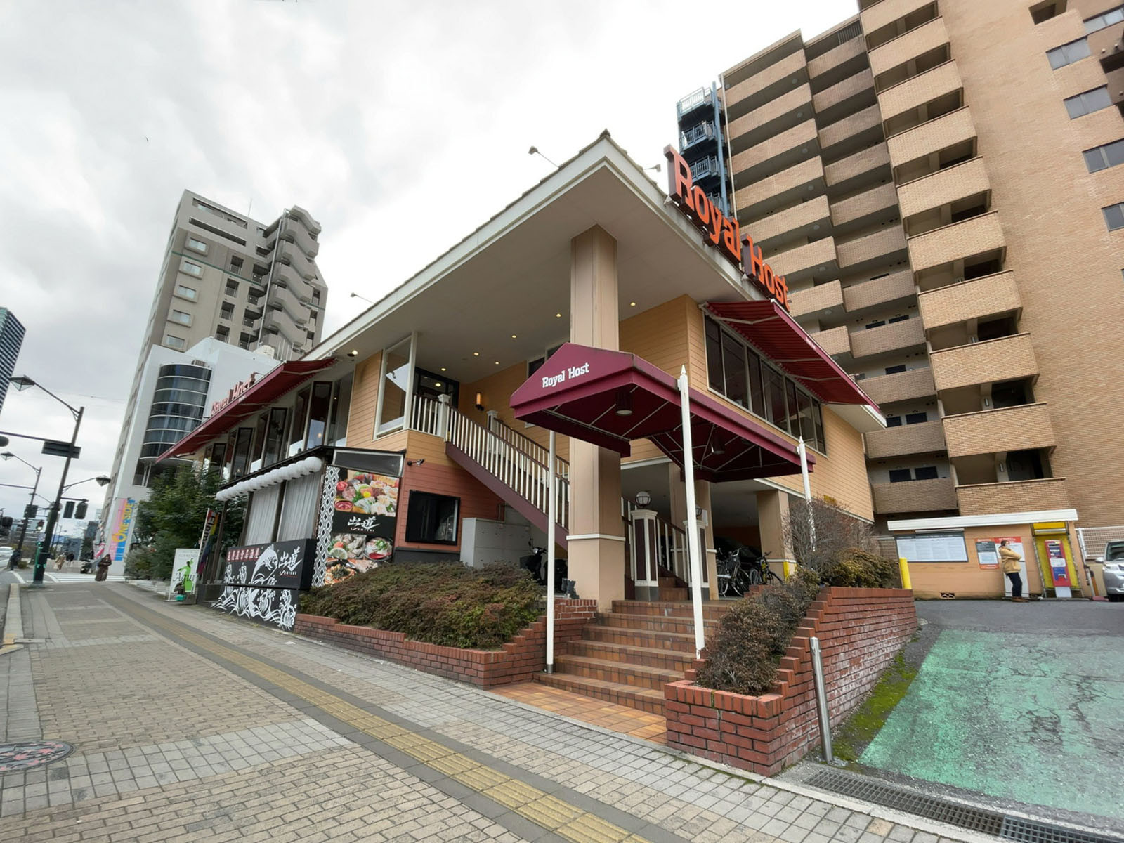 徒歩1分のロイヤルホスト幟町店