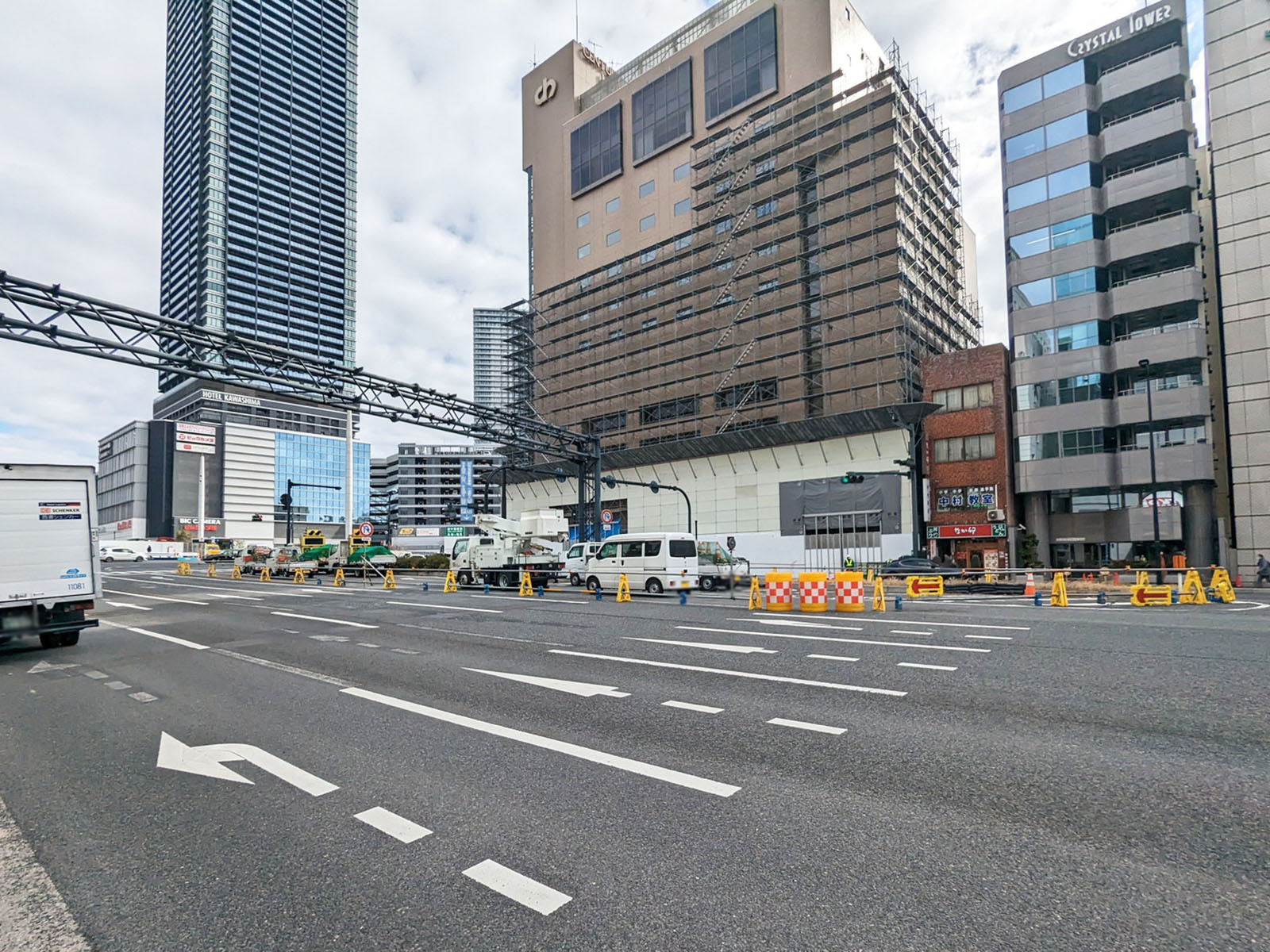 ロイヤルタワー前面の駅前通り