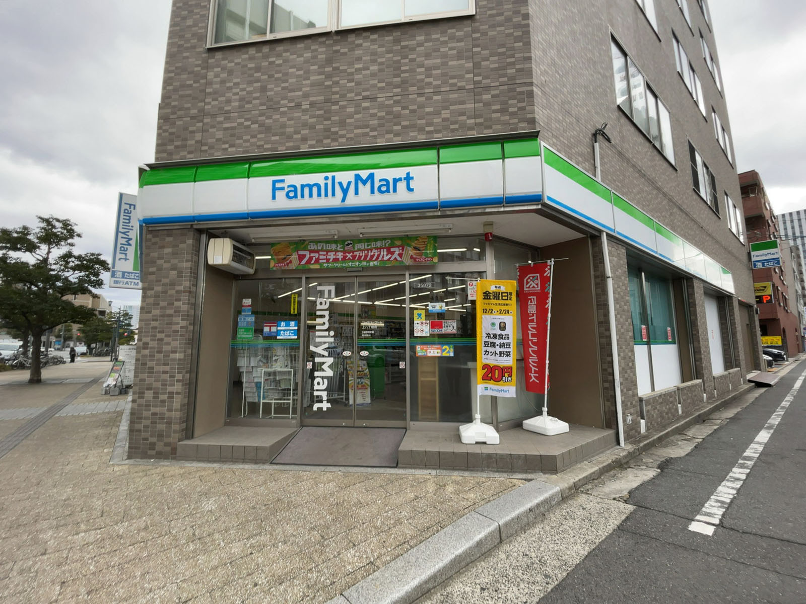 至近のファミリーマート 上八丁堀店