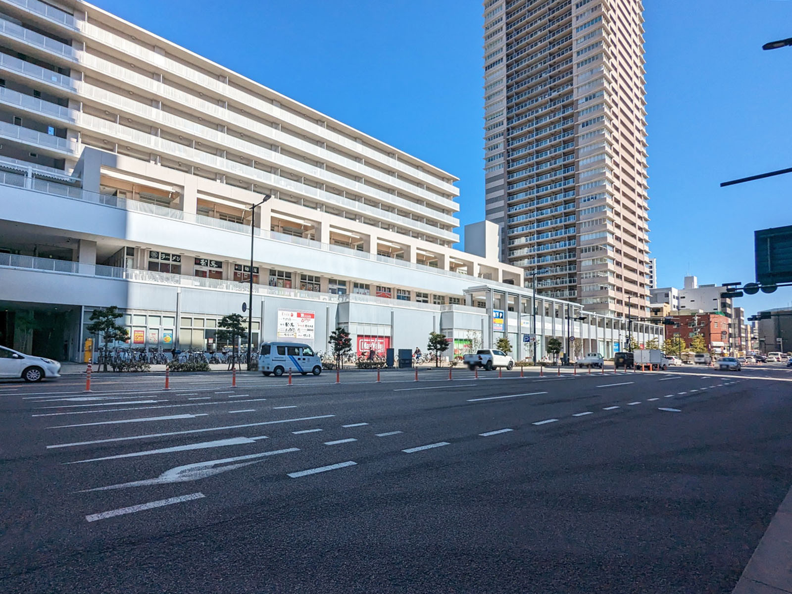 アクティブインターシティ広島前面の二葉通り