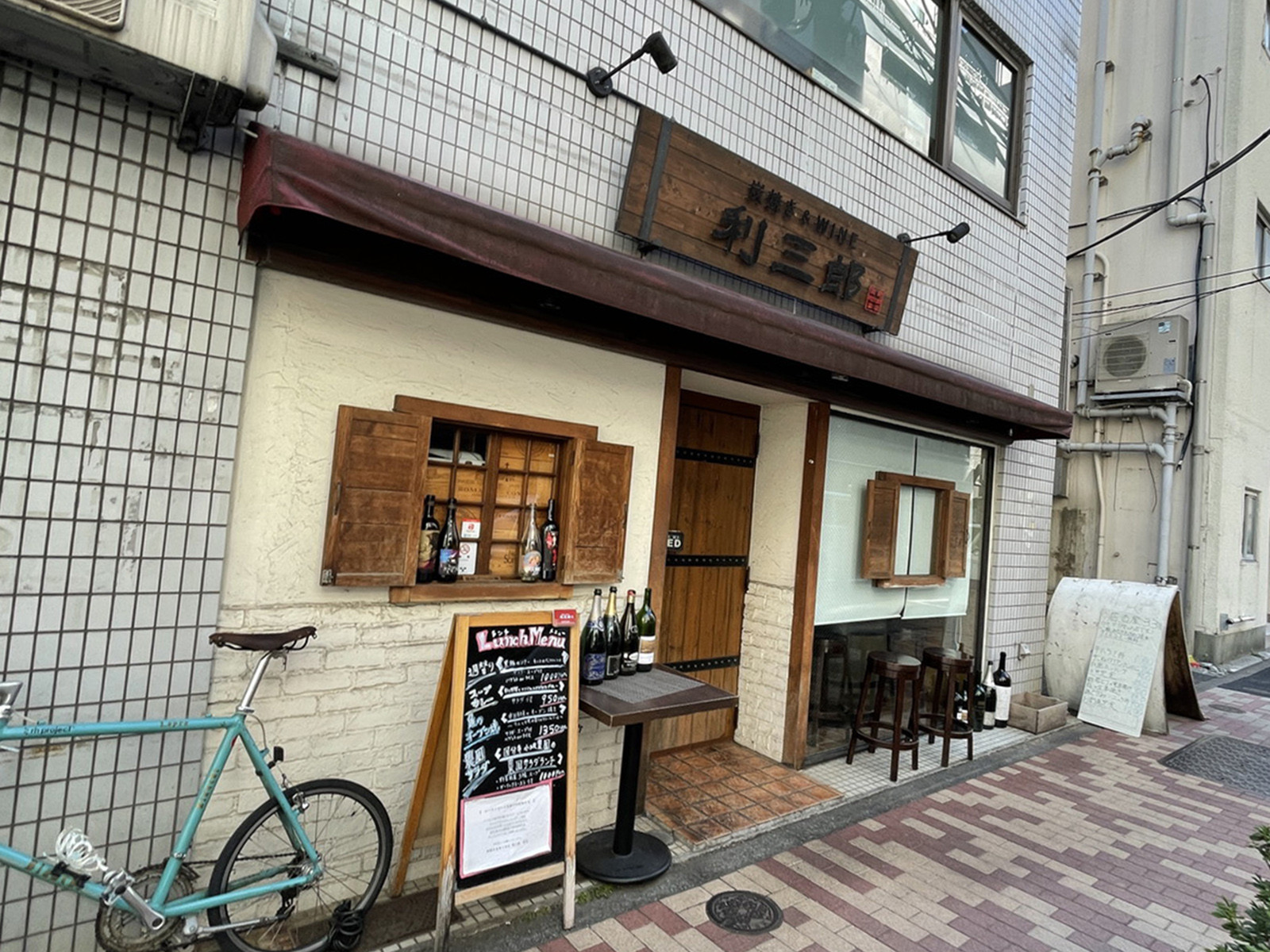 周辺には飲食店が点在