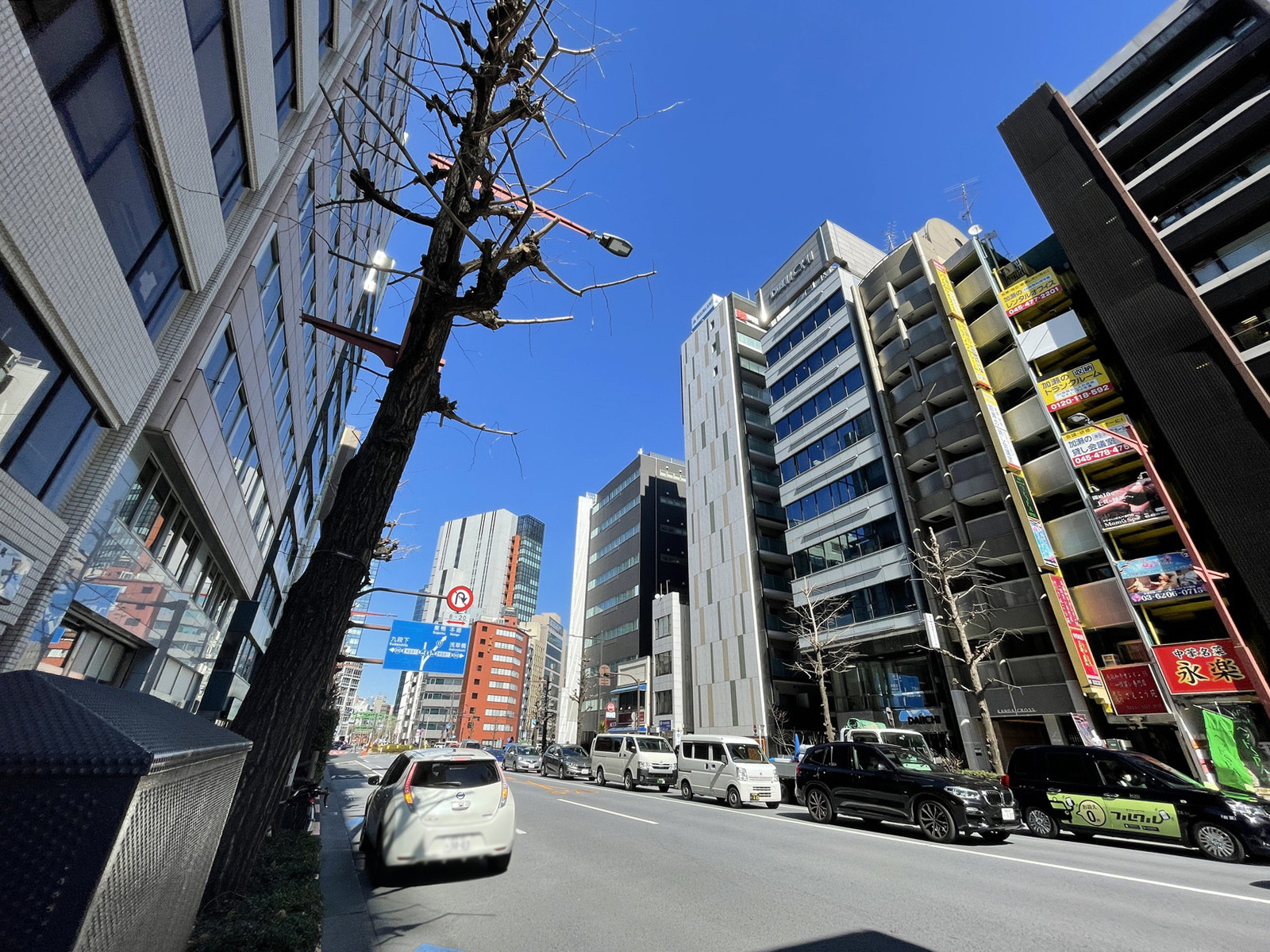 神田AKビル前面の通り