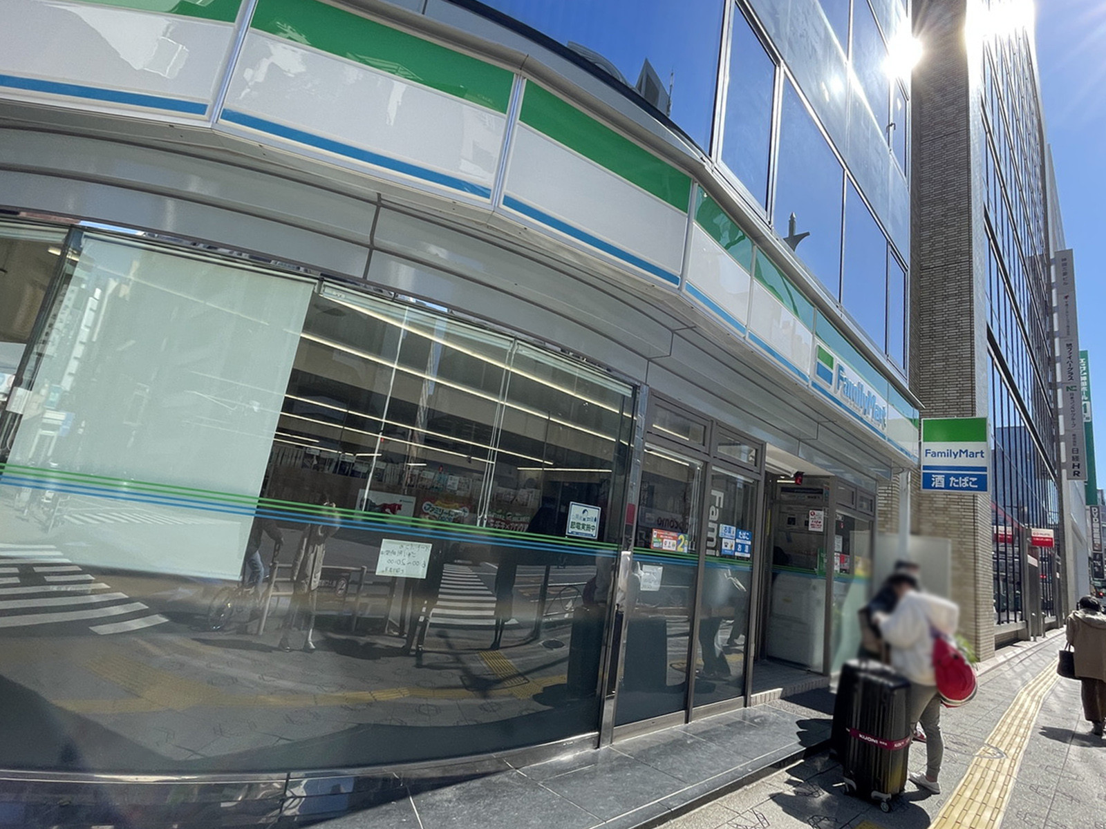 徒歩1分のファミリーマート神田鍛冶町3丁目店