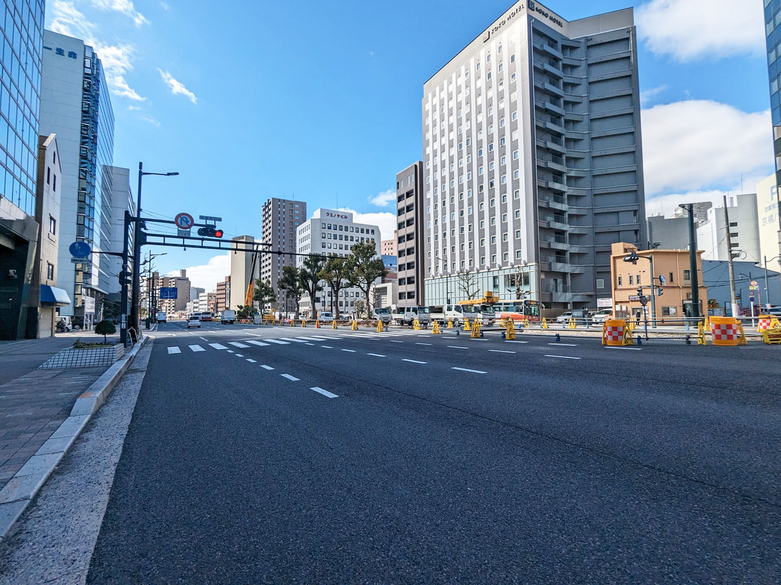 付近の駅前通り