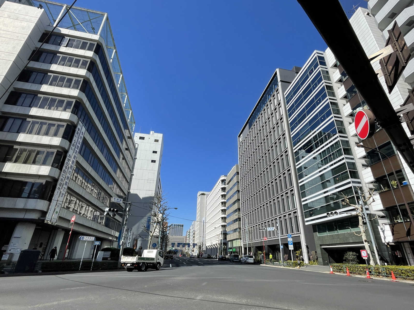 付近の竜閑橋交差点