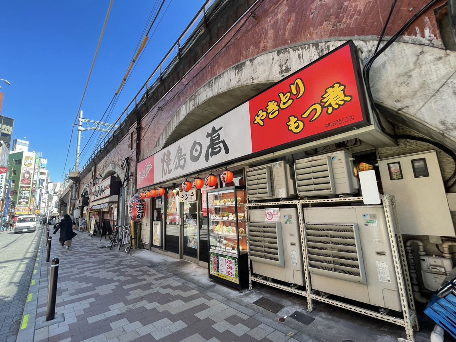 周辺には飲食店が点在