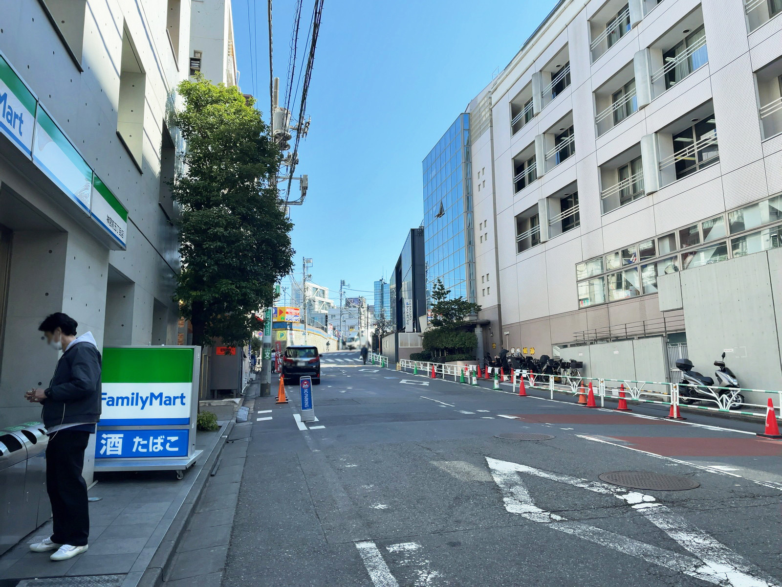 クォード前面の通り