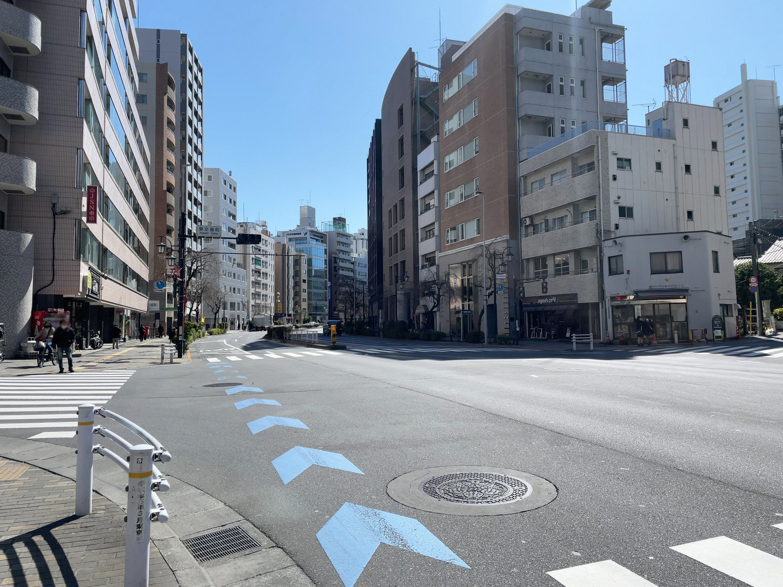 奥山ビル前面の明治通り