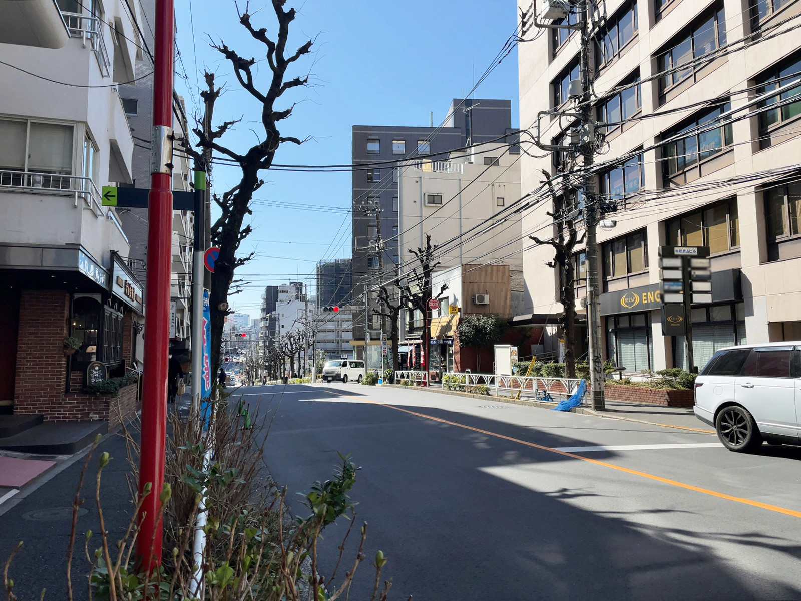 帝都青山ビル前面の八幡通り