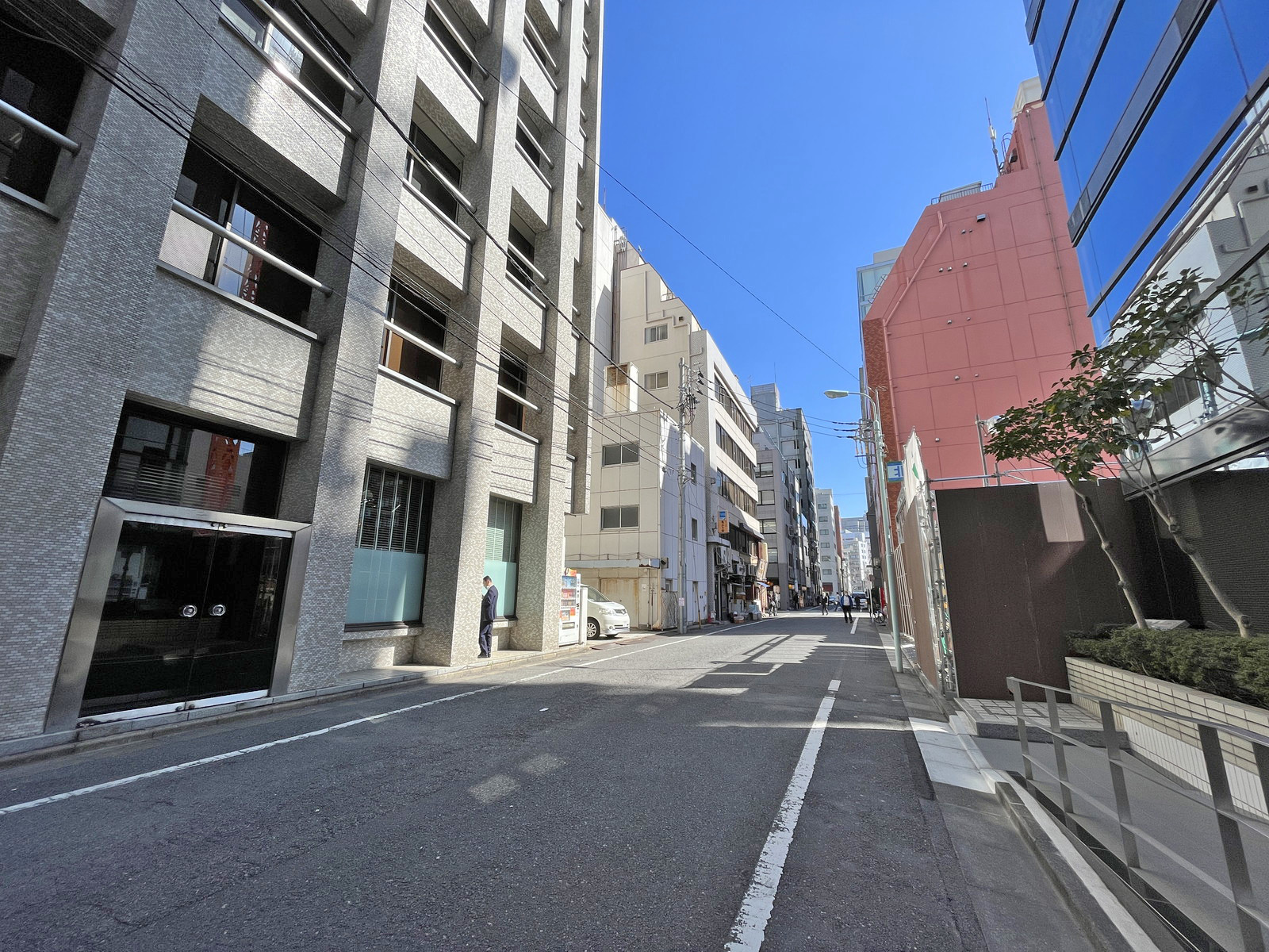 日経茅場町別館前面通り