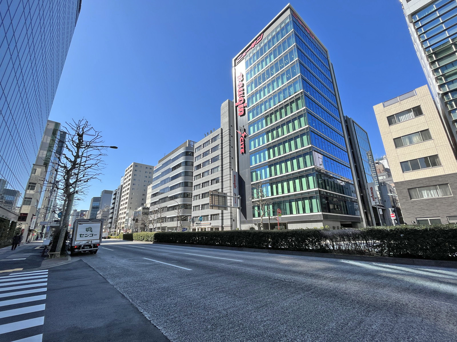 JRE茅場町二丁目ビル前面の新大橋通り