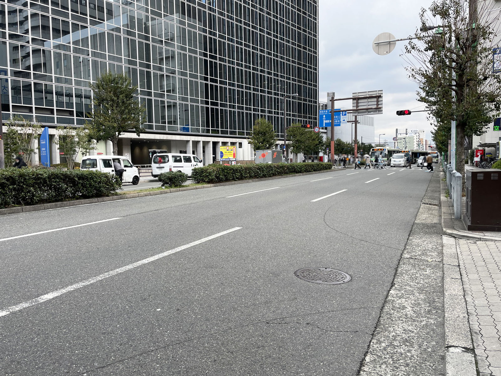光養ビル前面の通り