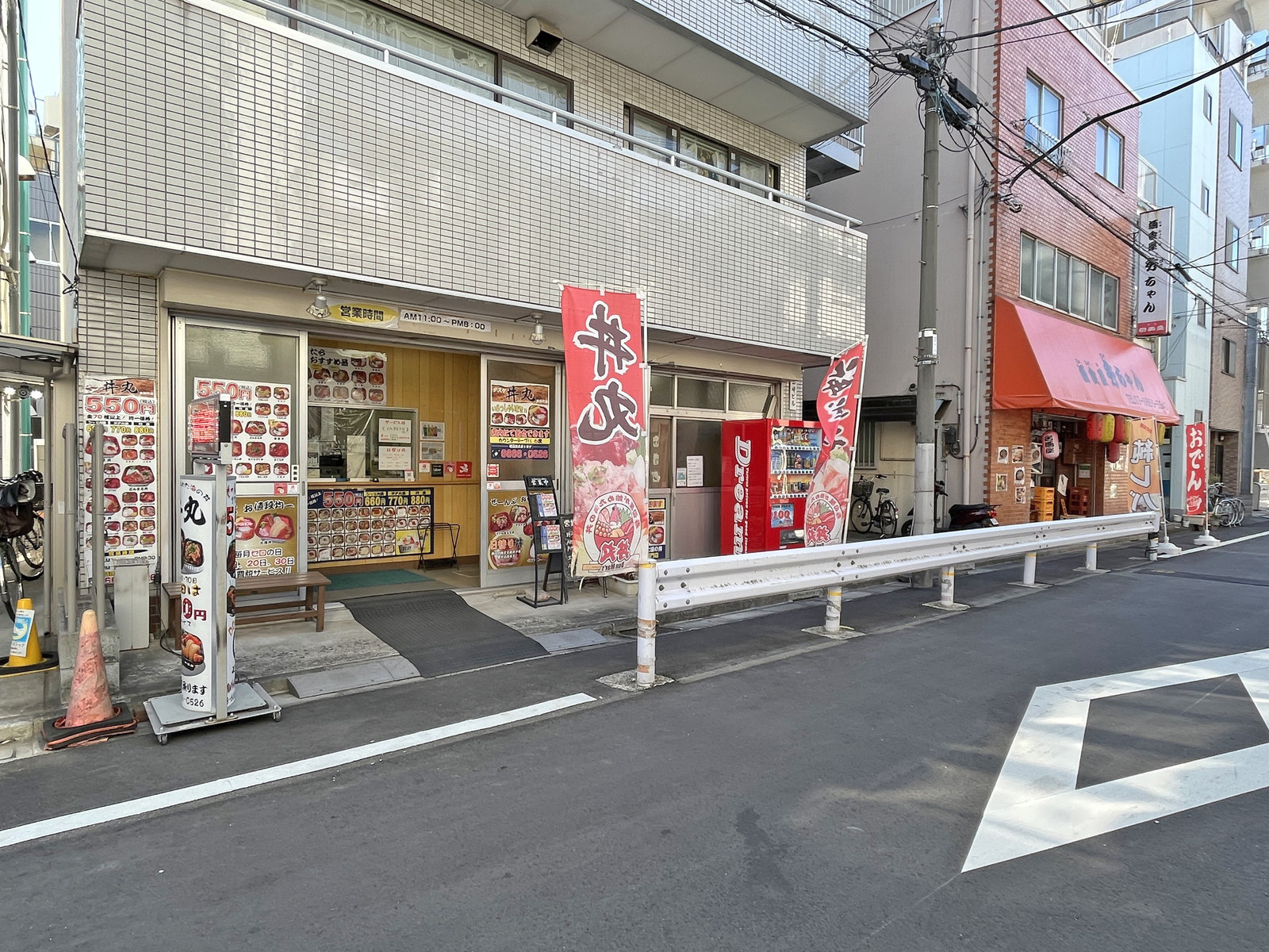 付近には飲食店が充実