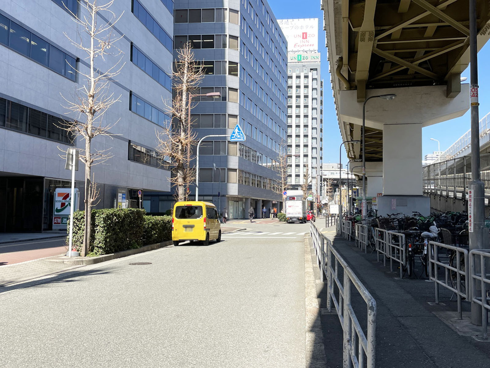 ホーククレセント第2ビル前面の通り