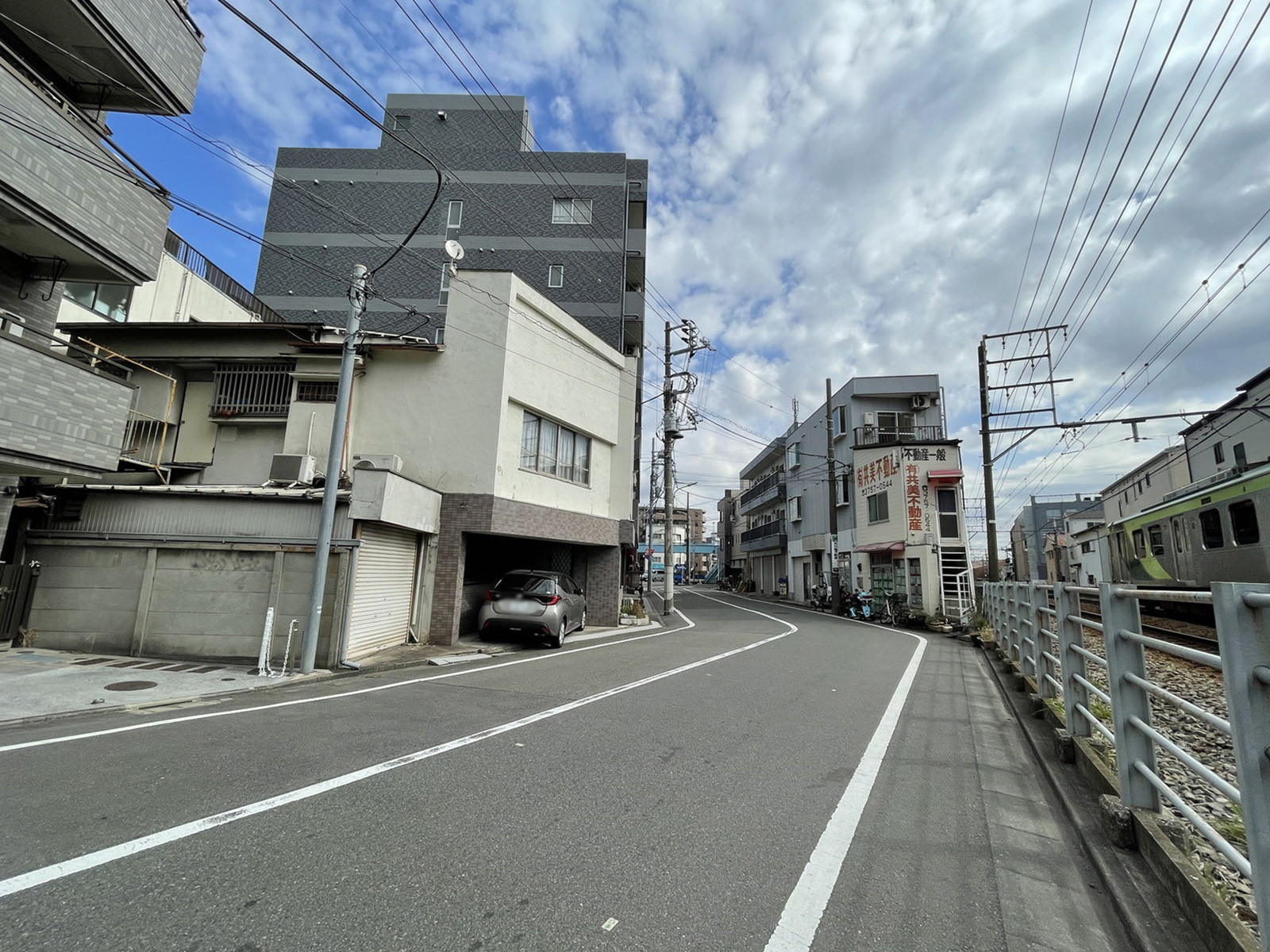 周辺は静かな住宅街