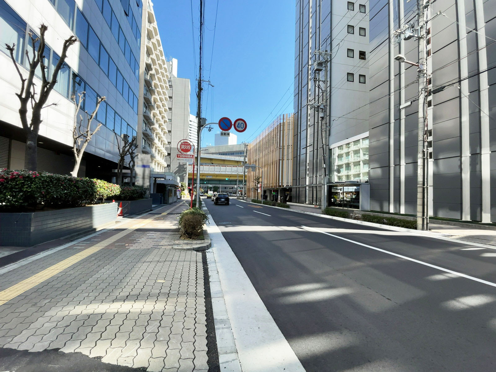 WINビル前面の通り