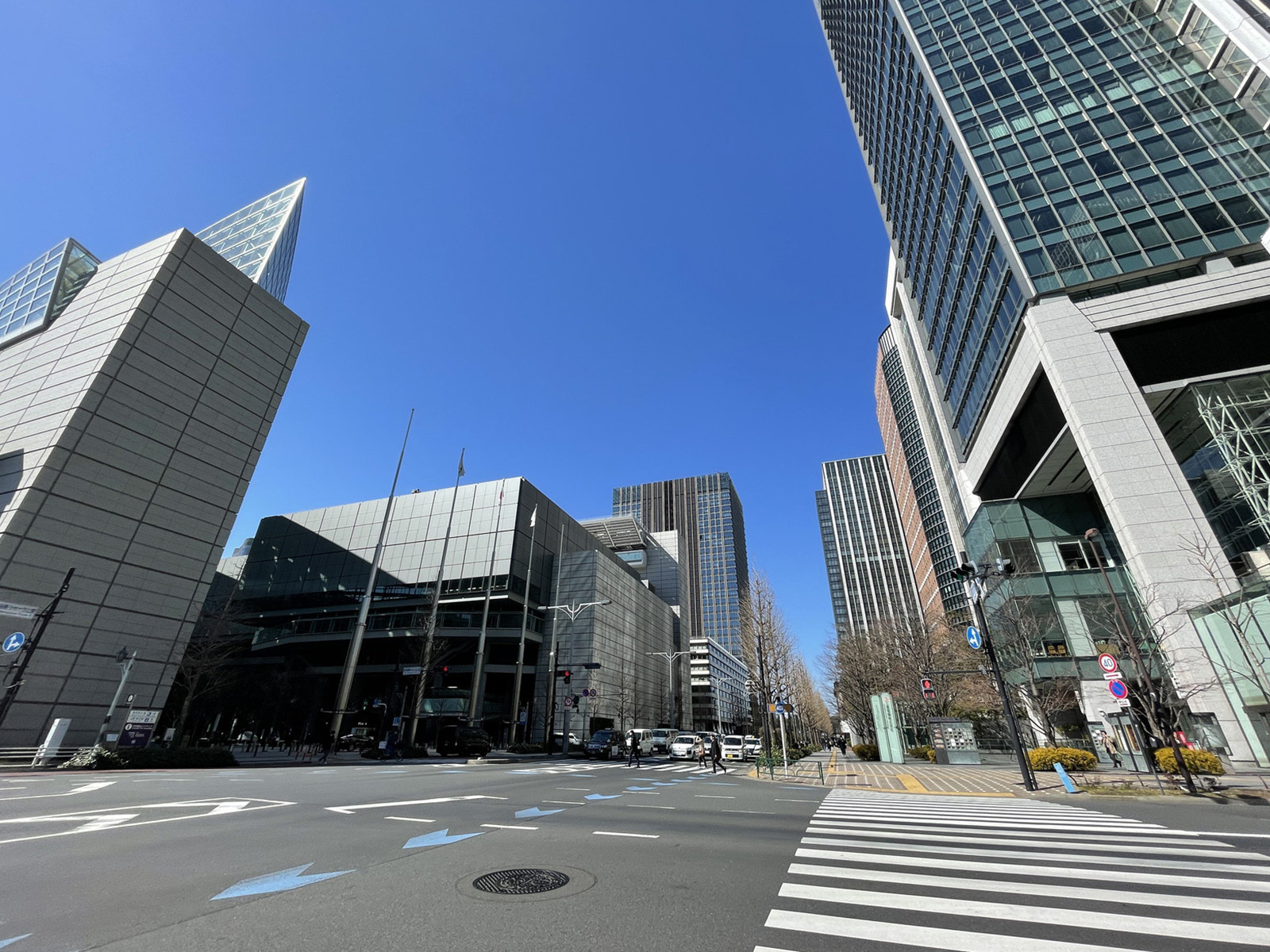 周辺は高層オフィスビルが立ち並ぶエリア