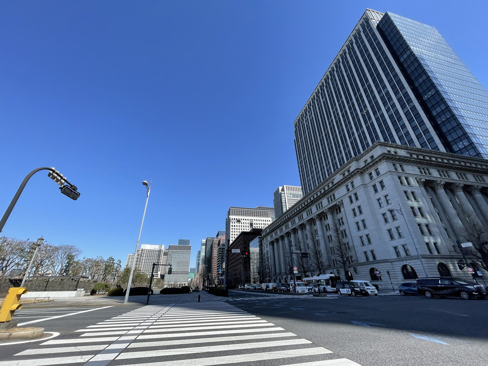 明治生命館前面の日比谷通り