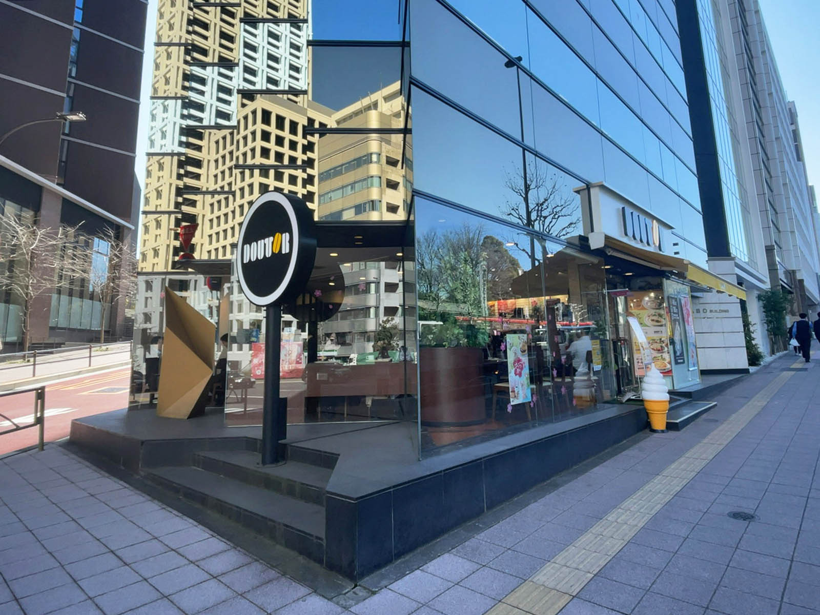 向かいのドトールコーヒーショップ 赤坂青山通り店