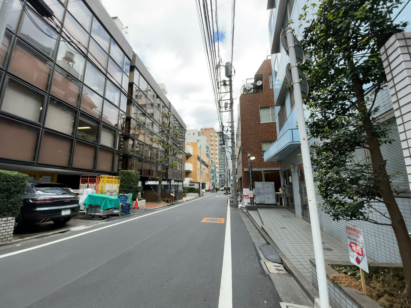 日販ビル前面の通り