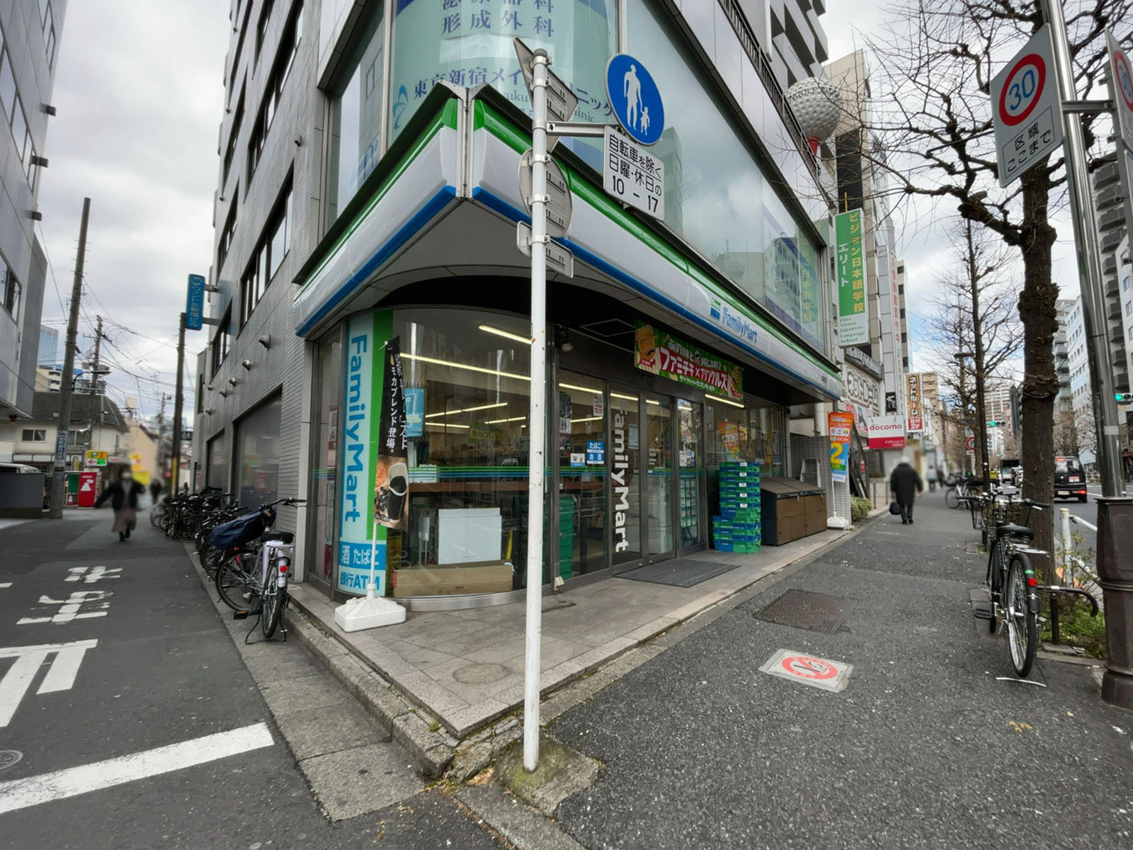 徒歩1分のファミリーマート 北新宿店