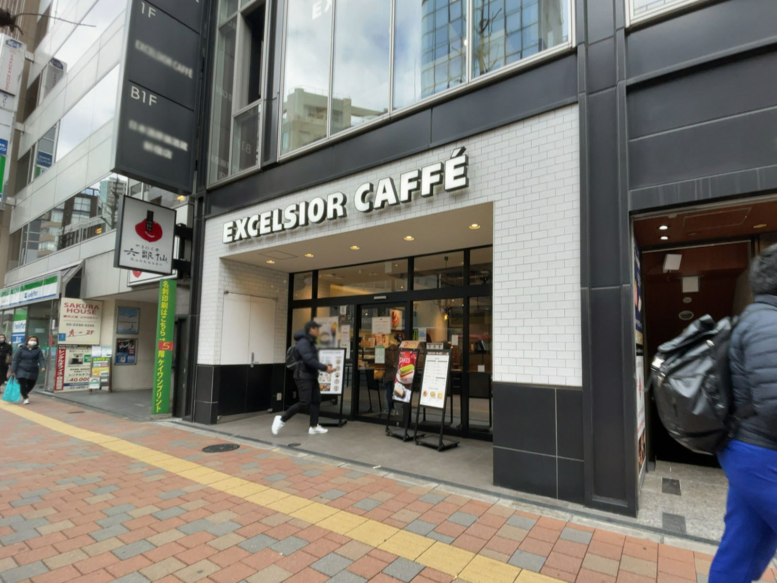 隣のエクセルシオール カフェ 新宿小滝橋通り店