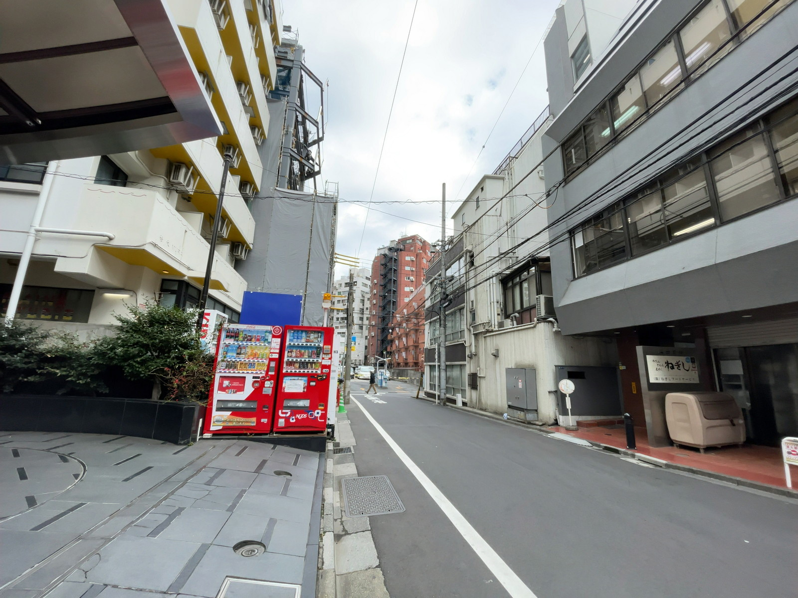 西新宿KNビル前面の通り
