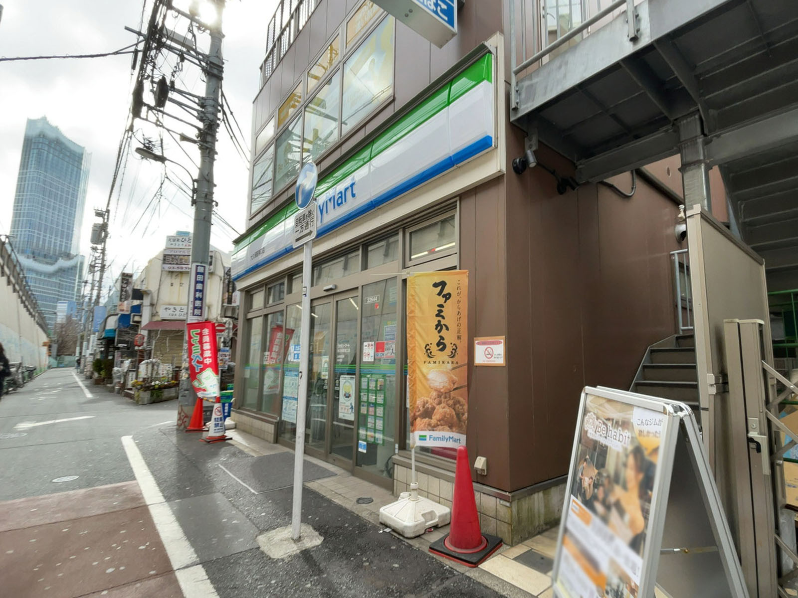 徒歩1分のファミリーマート 大久保駅南口店