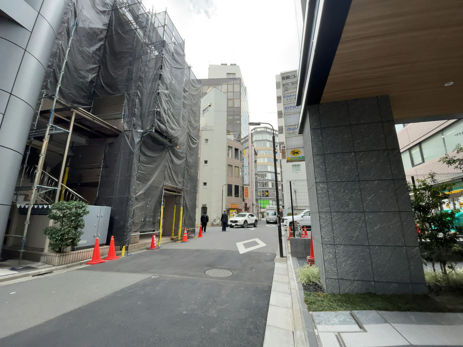 西新宿ビジネスキューブ前面の通り