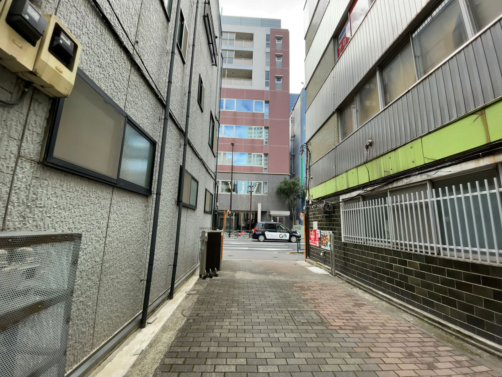 北新宿NAOSHIビル前面の通り