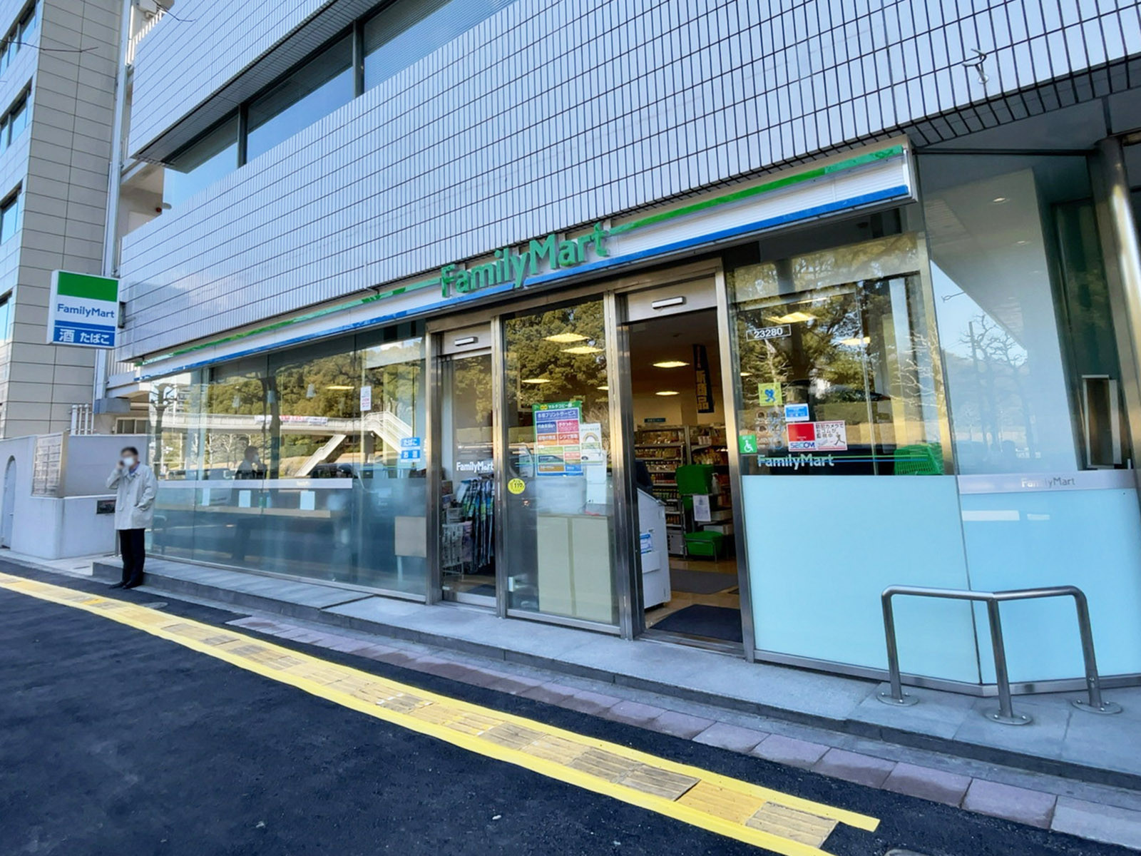並びのファミリーマート 青山通り赤坂七丁目店
