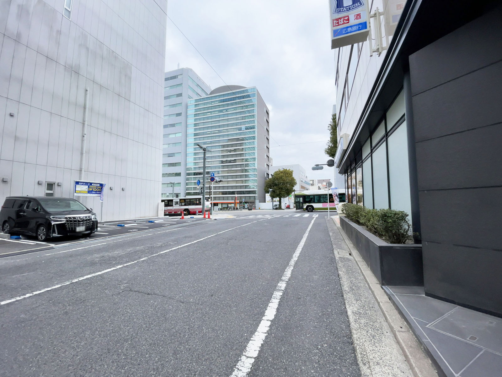 WAKO稲荷大橋ビル前面の通り
