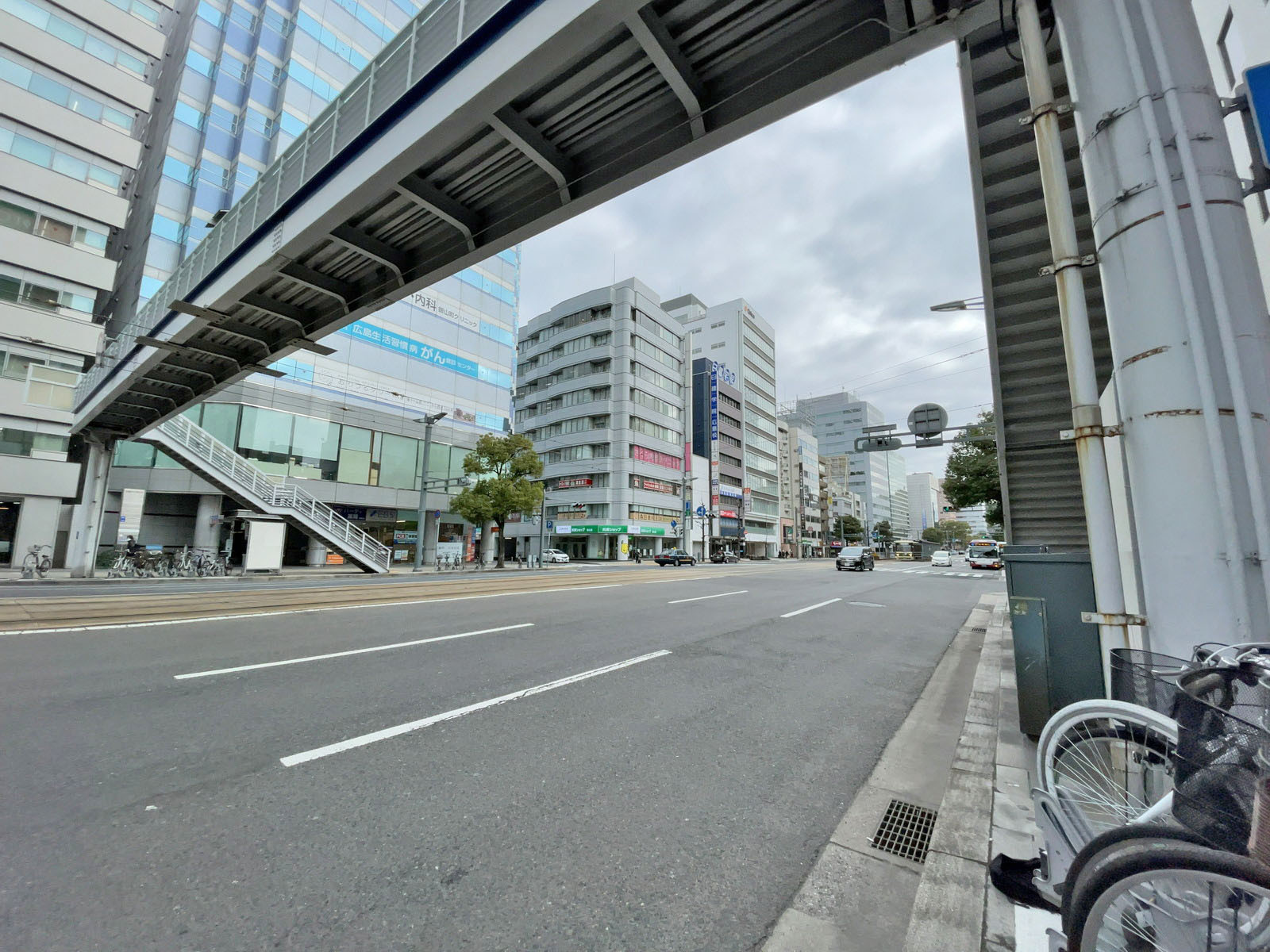 胡町ビルディング前面通り