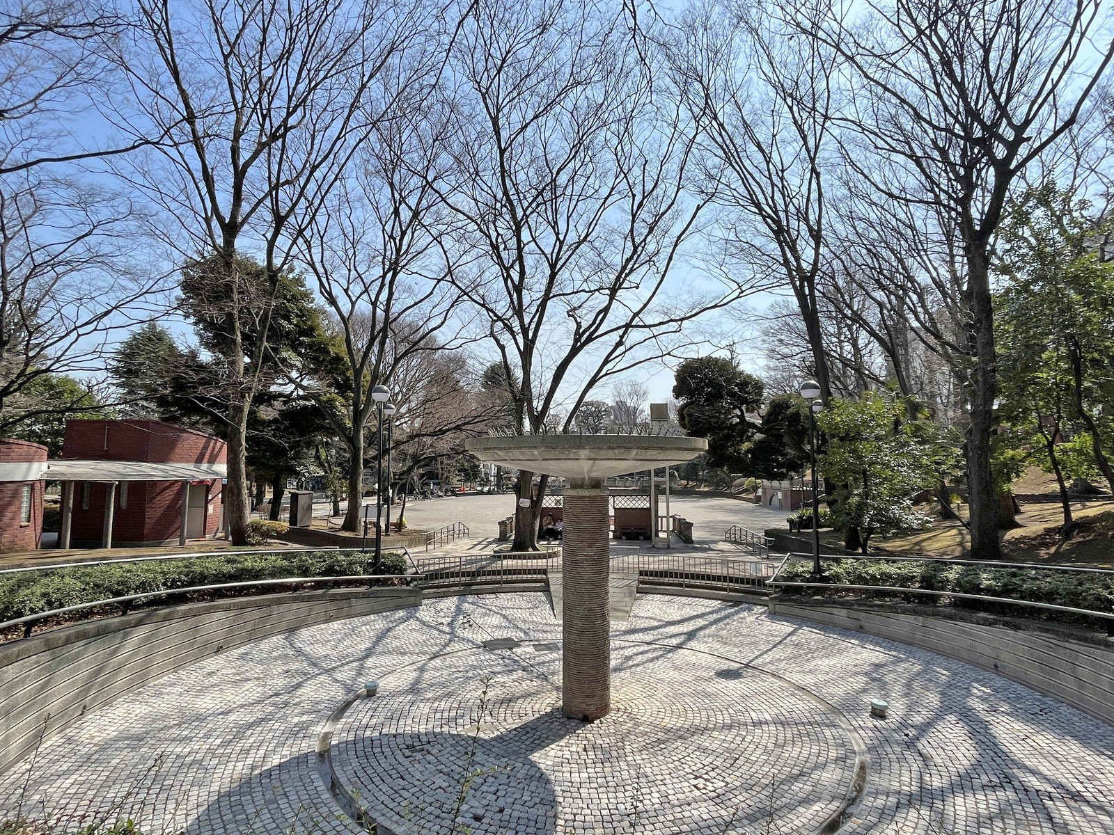 向かいの通りの大塚公園
