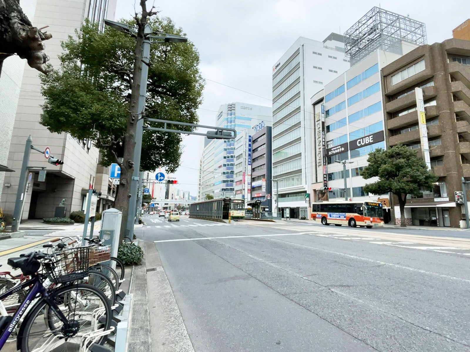オフィスビル前面の通り