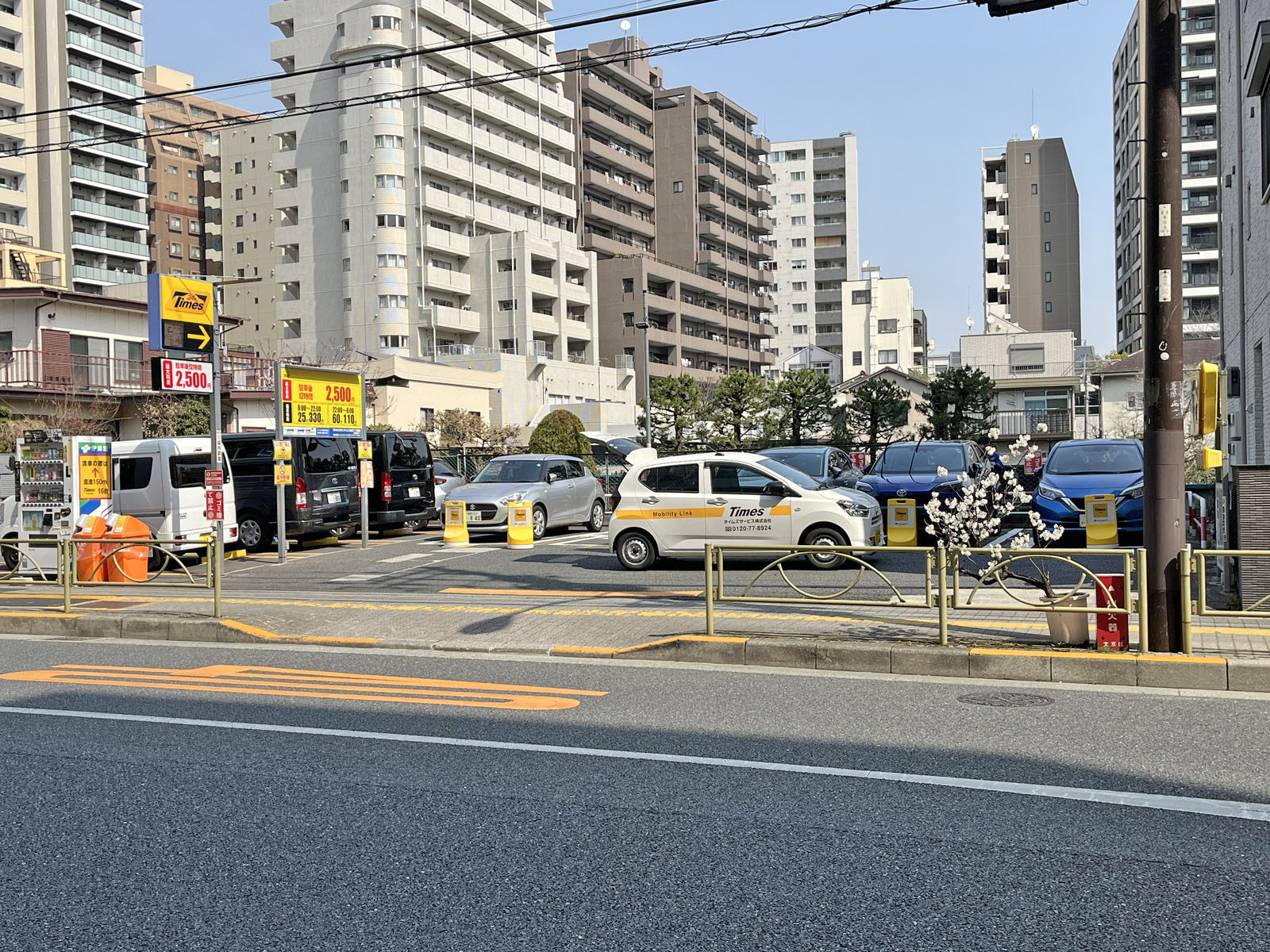 向かいの通りのコインパーキング