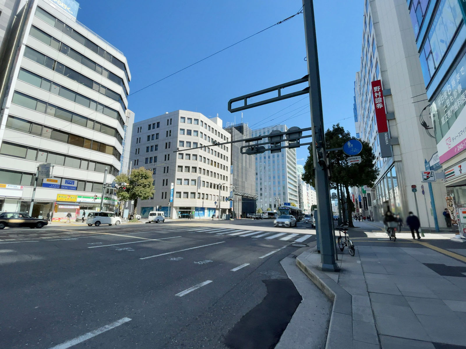 いよぎん広島ビル前面の相生通り