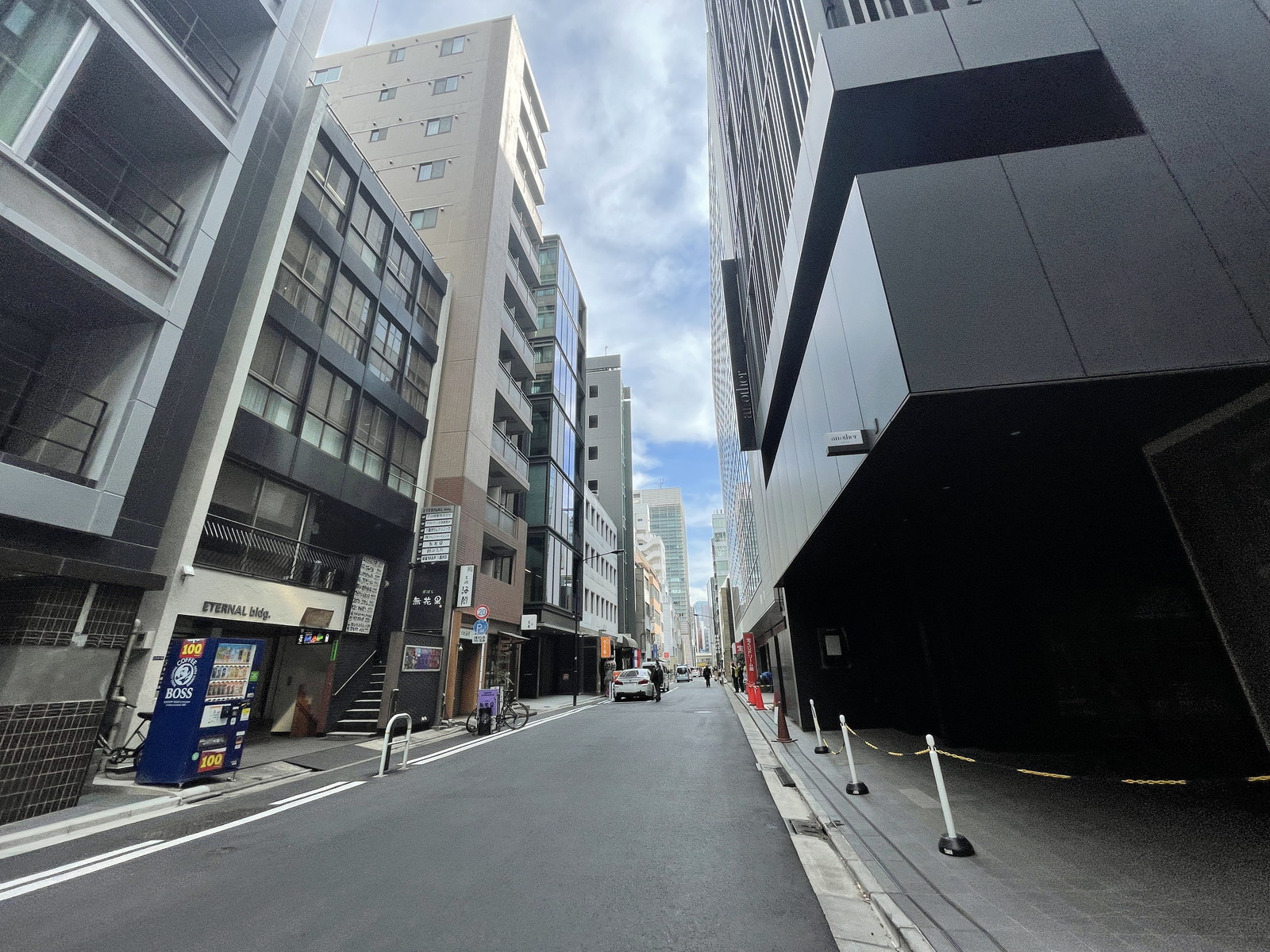 MCA京橋ビル前面の通り