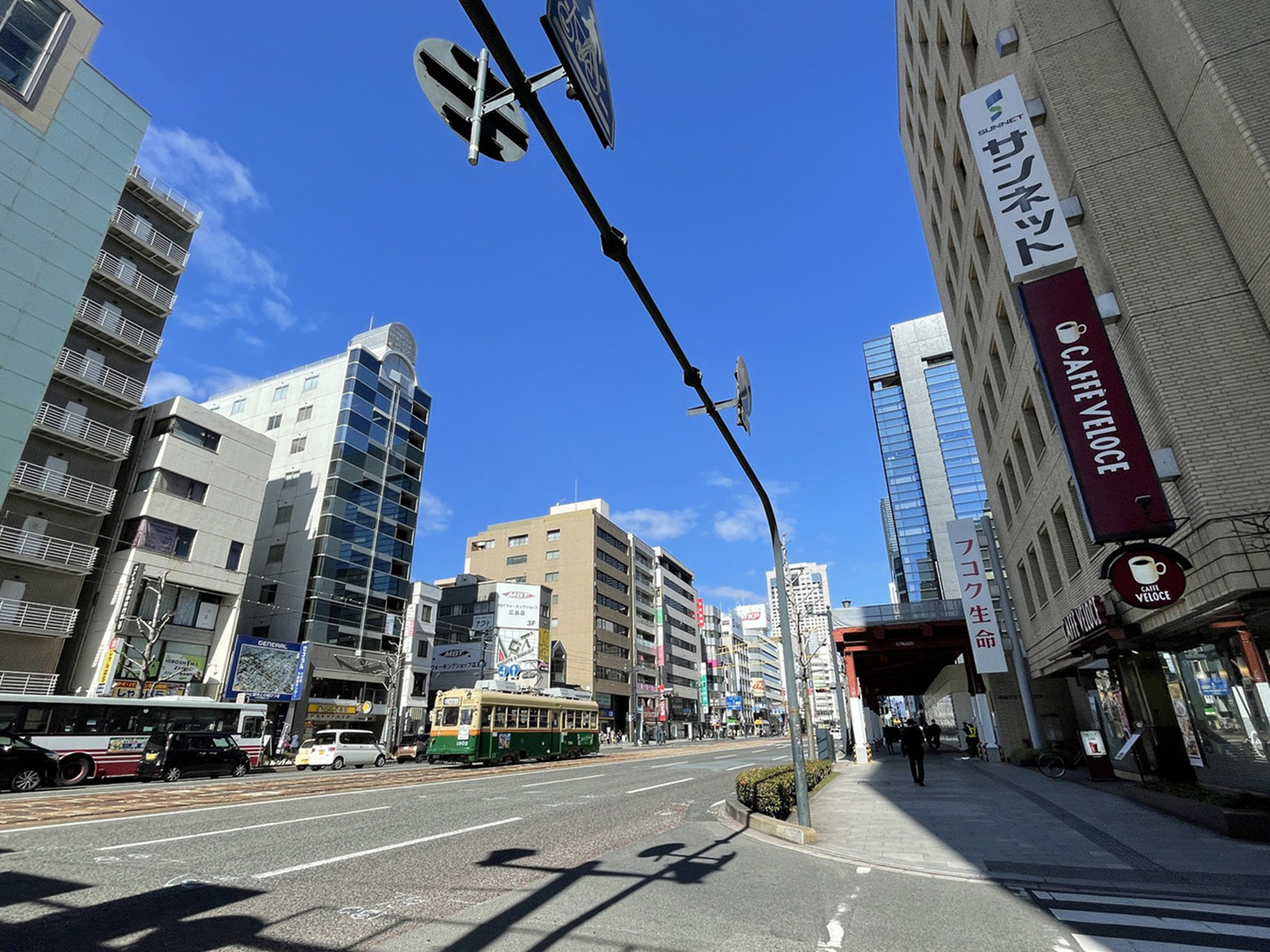DELTAビル前面の鯉城通り