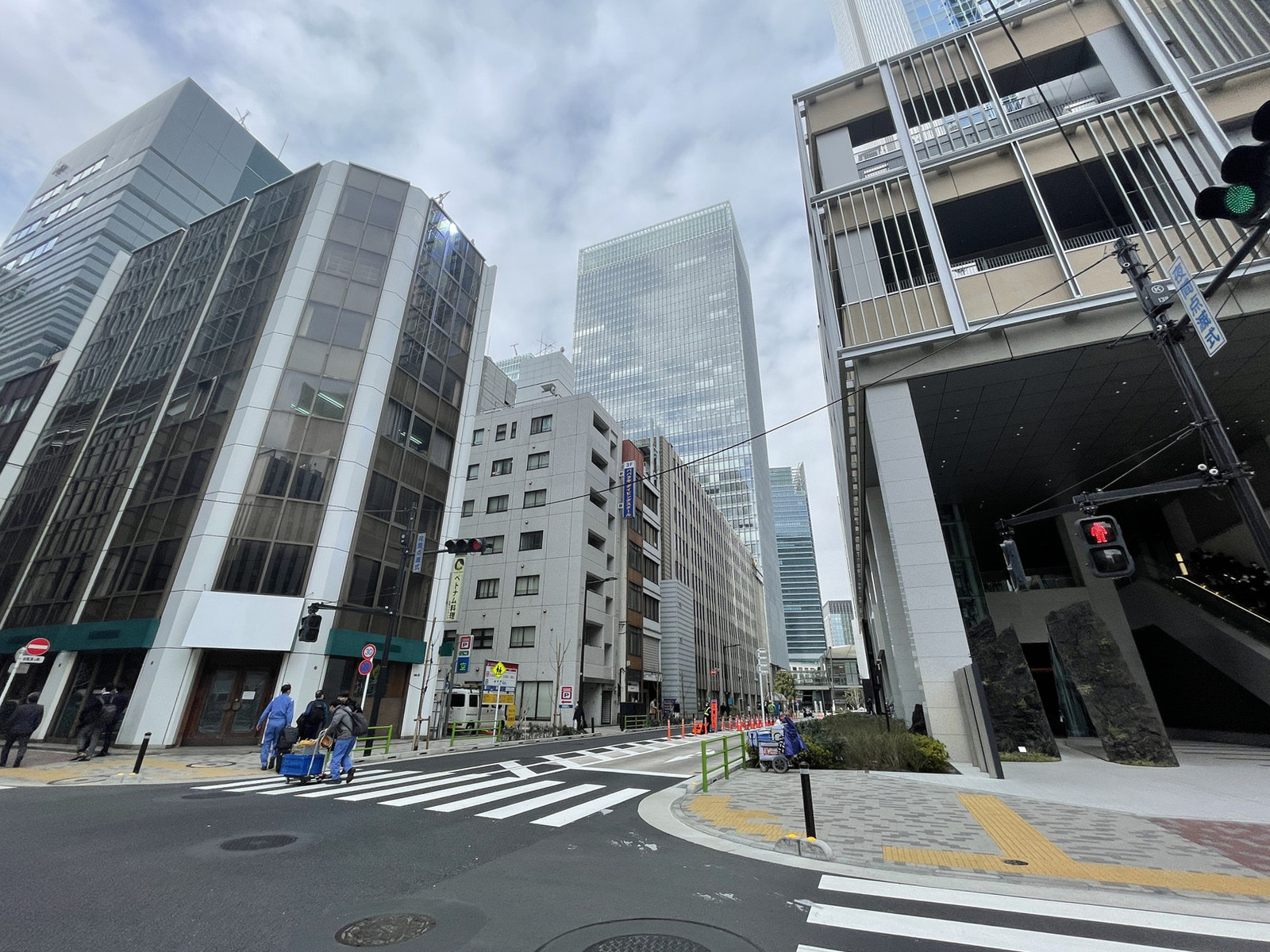 八重洲鈴木ビル前面の通り