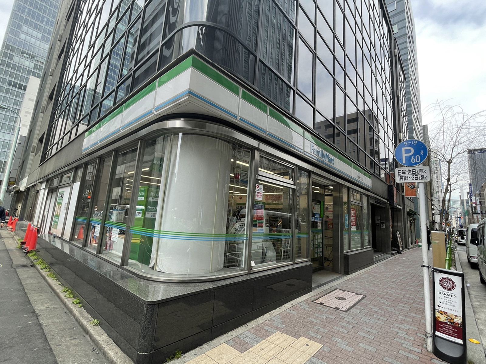 徒歩1分のファミリーマート八重洲2丁目店