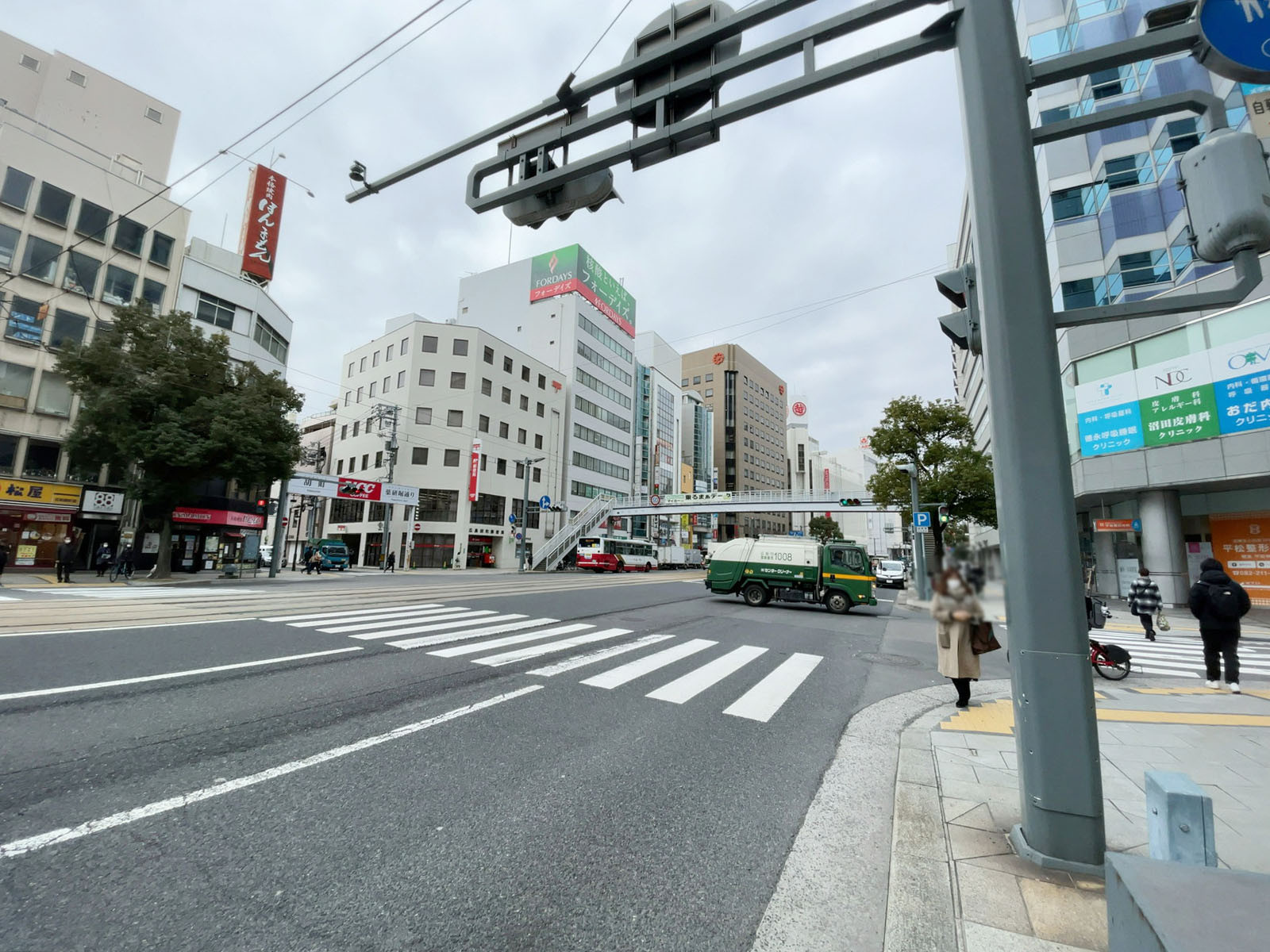 広島教販ビル前面の相生通り